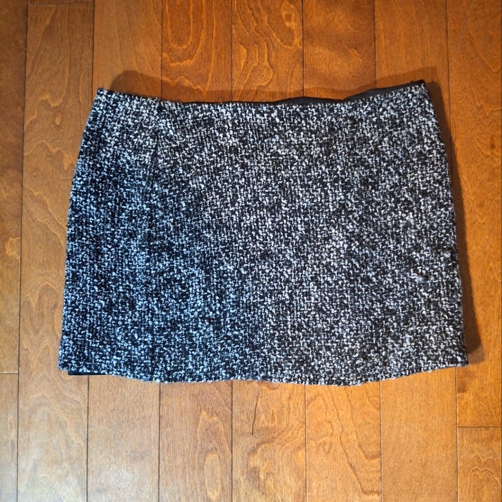 Chic Black and White Tweed Mini Skirt size 8